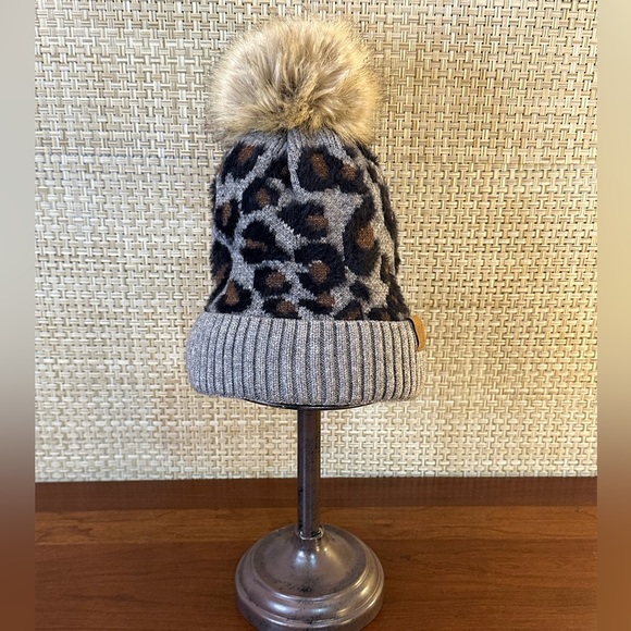 NWOT C.C Soft Gray Leopard Acrylic Faux Fur Pom Beanie OSFM - Picture 6 of 10